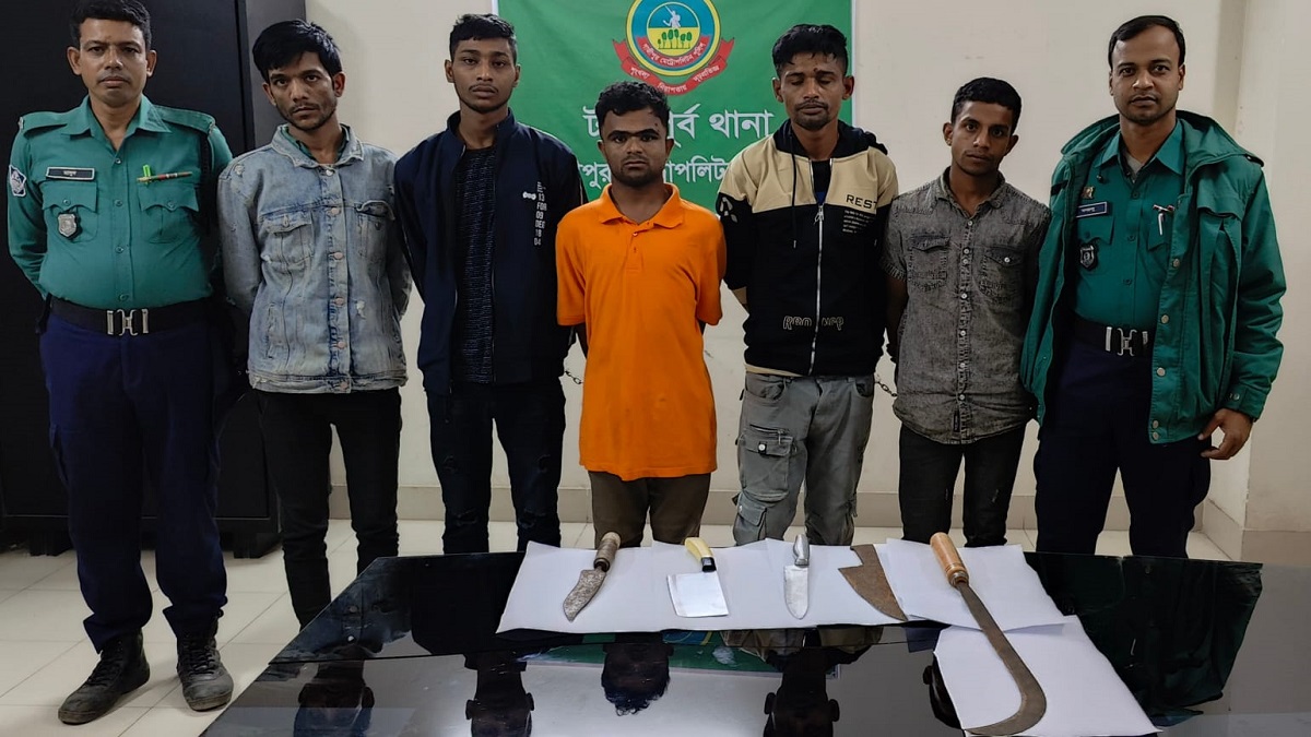 টঙ্গীতে রামদা-চাপাতি-ছোরাসহ ডাকাতদলের ৫ সদস্য গ্রেফতার