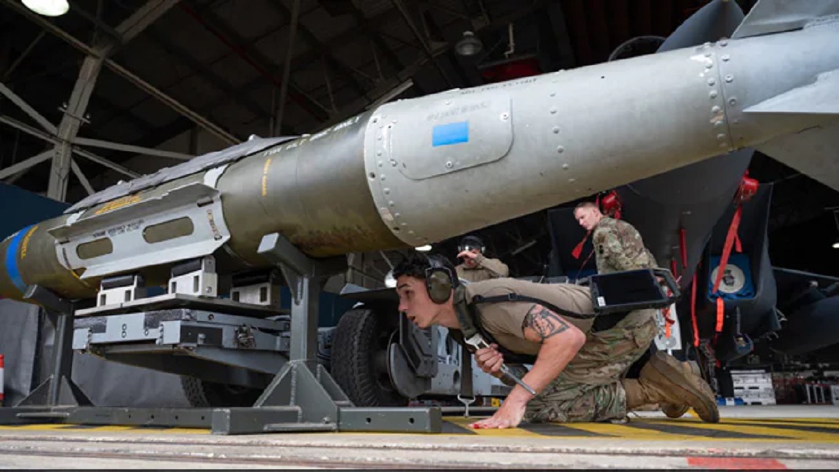 পুরোনো বোমাকে স্মার্ট বোমায় রূপান্তর করতে ইউক্রেনে সরঞ্জাম পাঠাচ্ছে যুক্তরাষ্ট্র