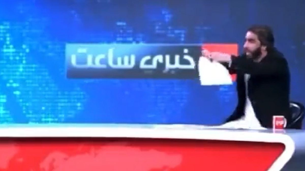 নারী শিক্ষায় নিষেধাজ্ঞা: লাইভ সম্প্রচারে সব সার্টিফিকেট ছিঁড়ে ফেললেন আফগান অধ্যাপক (ভিডিও)