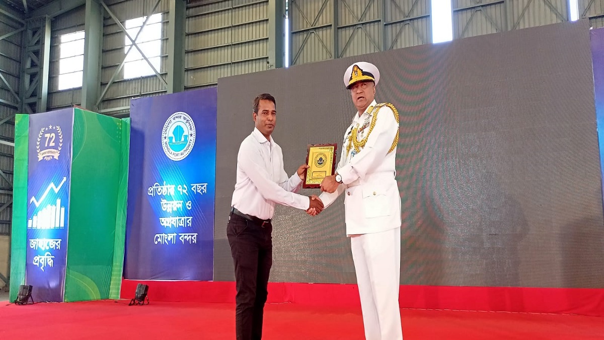 মোংলা বন্দর নিয়ে সেরা রিপোর্টিং সম্মাননা পেলেন যমুনা টিভির প্রতিনিধি ইয়ামিন আলী