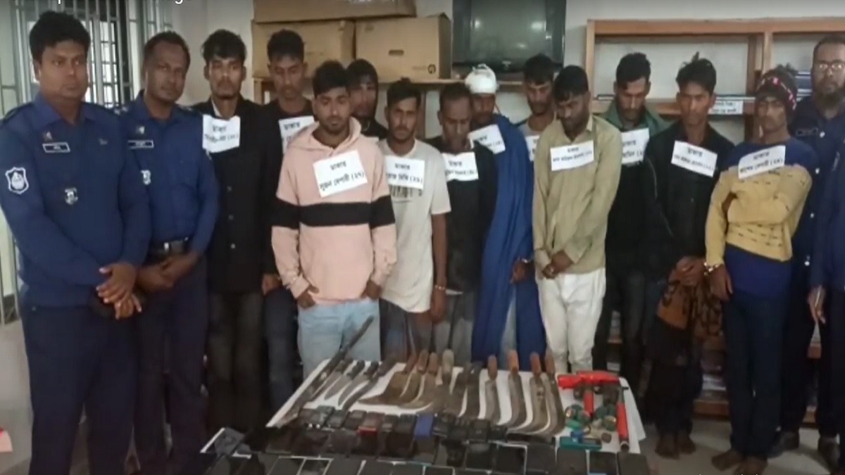 চাঁদপুরে দেশীয় অস্ত্রসহ ১৩ ডাকাত সদস্য আটক