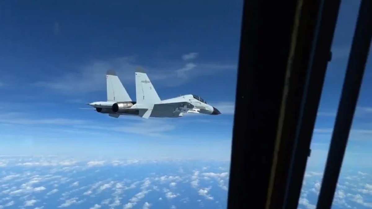 মাঝ আকাশে চীন-যুক্তরাষ্ট্রের যুদ্ধবিমানের দ্বন্দ্ব