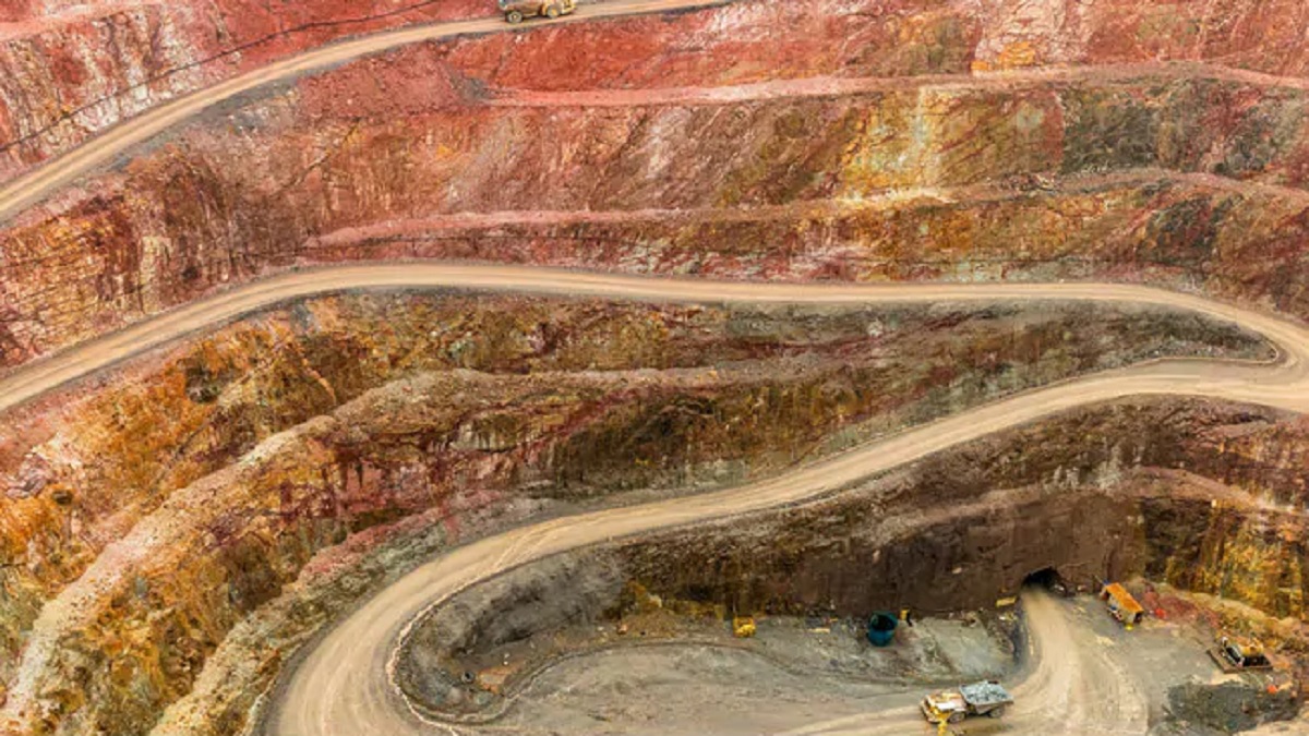 চীনে স্বর্ণের খনিতে ধস, আটকা ১৮ শ্রমিক