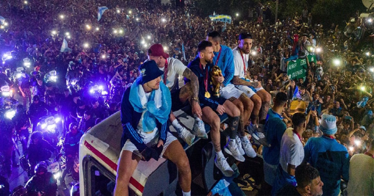 অল্পের জন্য দুর্ঘটনা থেকে বাঁচলেন মেসি-ডি মারিয়ারা (ভিডিও)