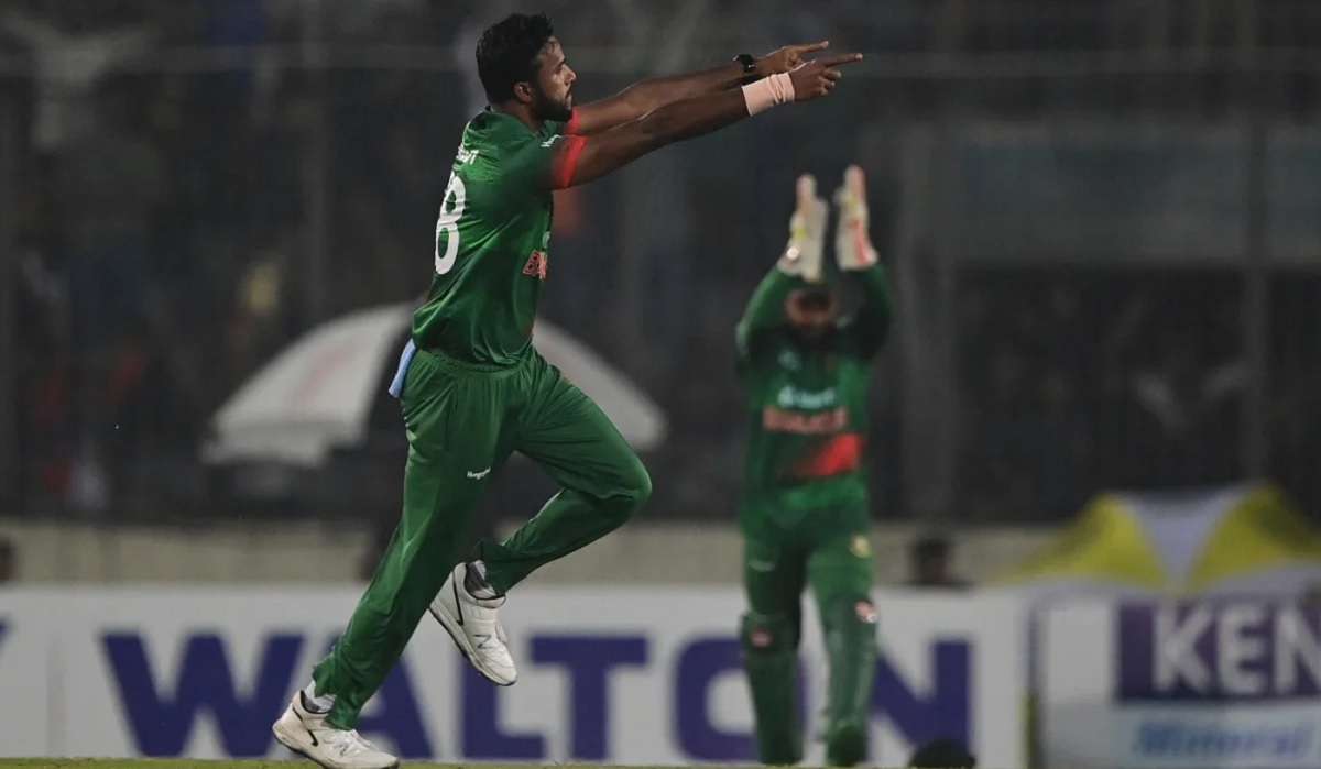 জয়ের পথে বাংলাদেশ, আঙুলে ব্যান্ডেজ নিয়ে ব্যাটিংয়ে রোহিত