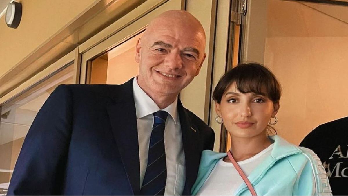 ফাইনালের আগে ফিফা প্রেসিডেন্টকে বিশেষ উপহার দিলেন নোরা ফতেহি