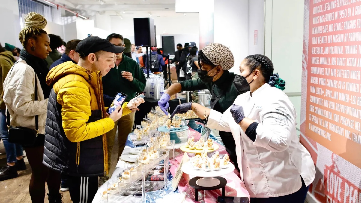 নিউইয়র্কে চালু হলো প্রথম বৈধ গাঁজার দোকান