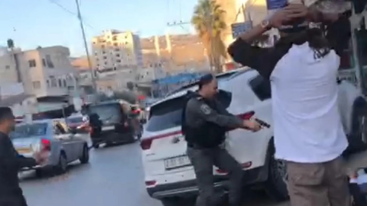 জোরপূর্বক গাড়িতে ওঠানোর চেষ্টা, বাধা দেয়ায় ফিলিস্তিনি যুবককে গুলি করে হত্যা