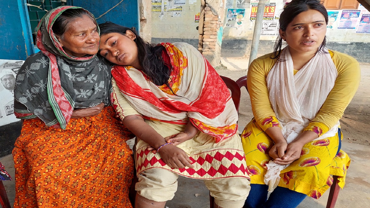 ঝিনাইদহে মা ও মেয়েকে মারধর, কোলের সন্তানকে ছুড়ে ফেলার অভিযোগ