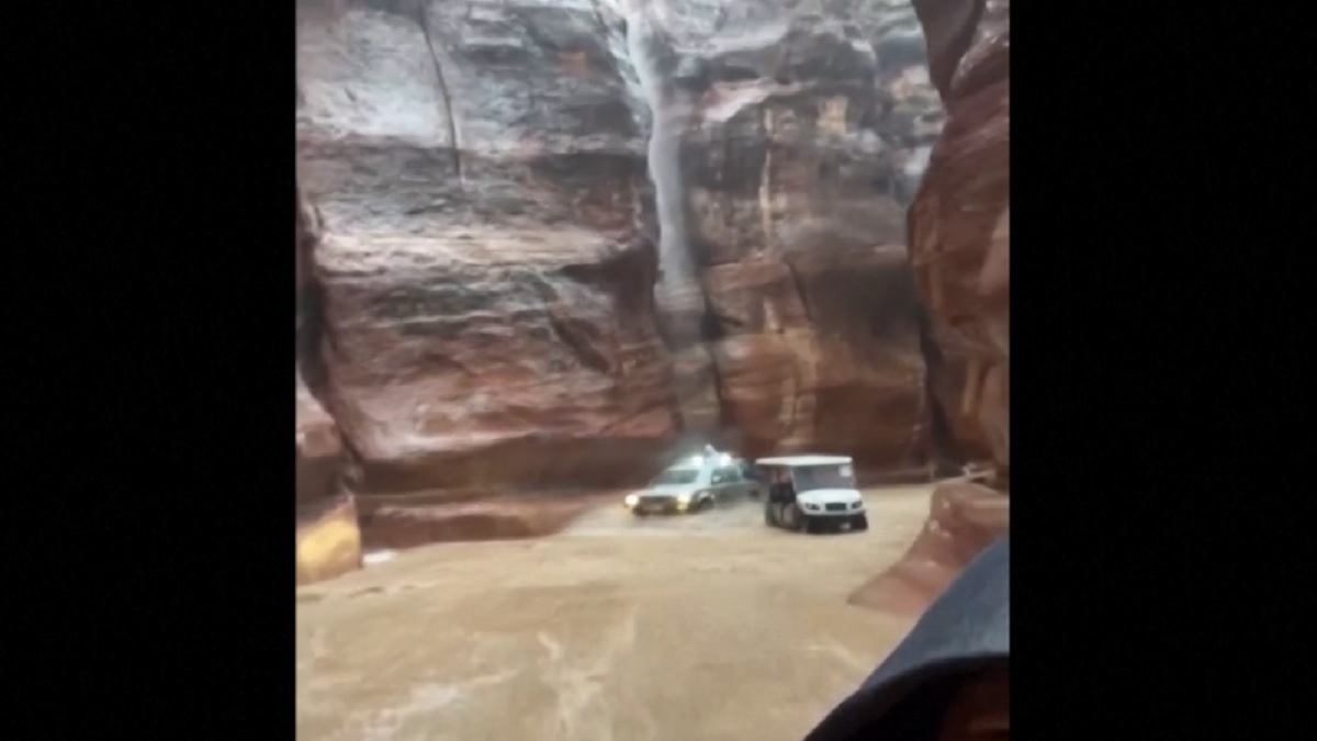 বিরল বৃষ্টিপাতে বন্যা মরুর দেশ জর্ডানে, আটকা বহু মানুষ