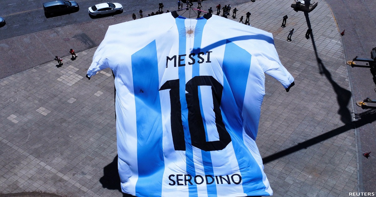 আকাশে উড়ছে মেসির ১৮ মিটার উচ্চতার জার্সি