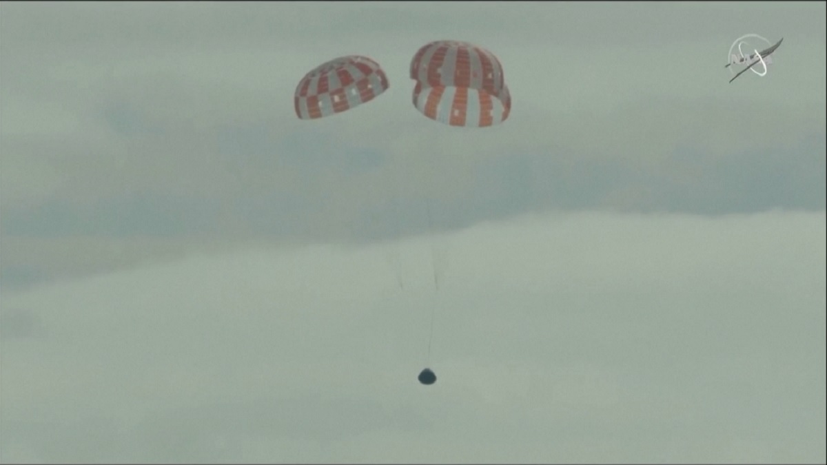 ২৬ দিন চাঁদের কক্ষপথে ঘুরে নিরাপদে পৃথিবীতে ফিরলো নভোযান ‘ওরিয়ন’