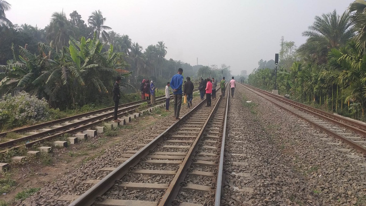 নাটোরের গোপালপুর রেলগেটে ট্রেনে কাটা পড়ে নারীসহ ৩ জনের মৃত্যু