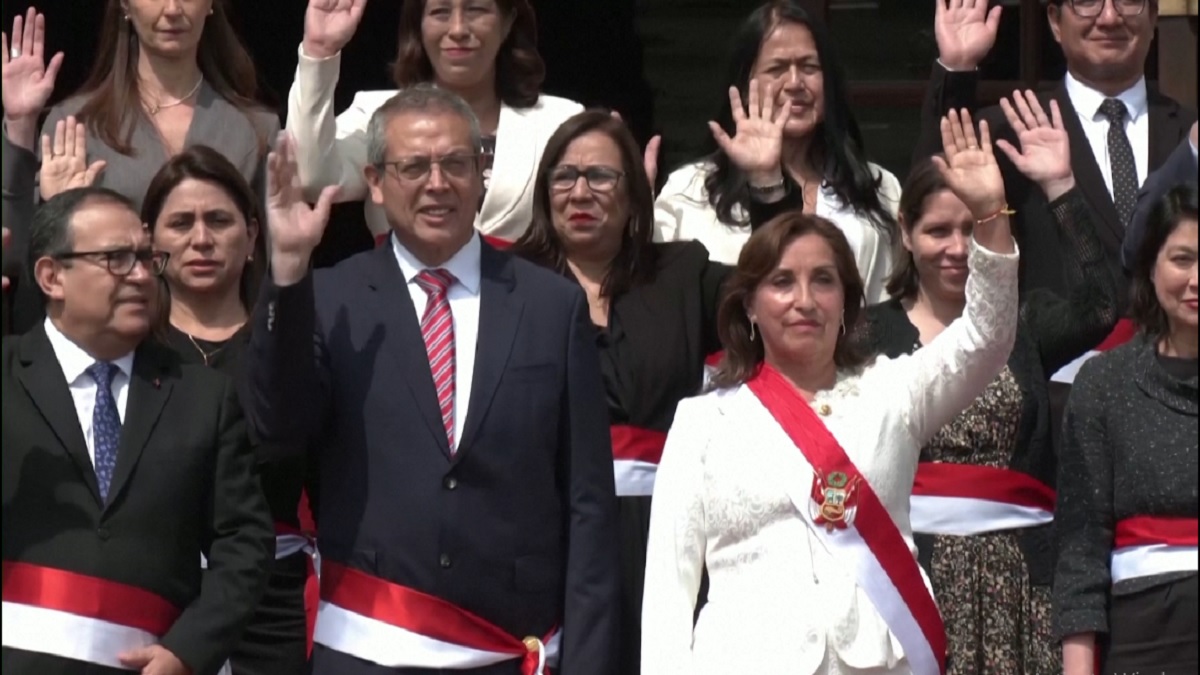 শপথ নিলেন পেরুর নতুন প্রেসিডেন্ট দিনা বোলুয়ার্তে