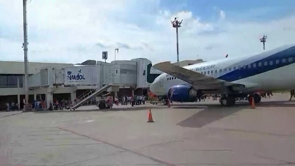 বিরোধী নেতাকে গ্রেফতারের প্রতিবাদে বিক্ষোভে উত্তাল বলিভিয়া, আটকে দিলো বিমান