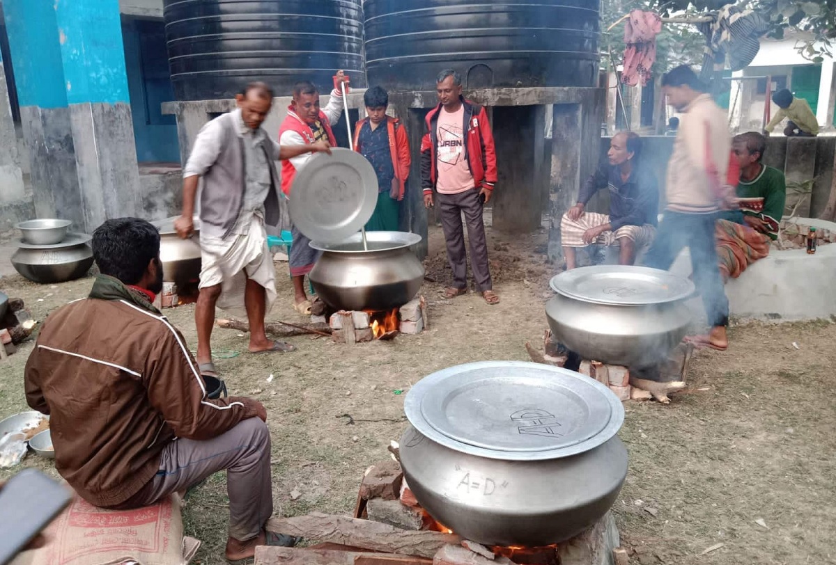 গাবুরায় ৩ হাজার মানুষের জন্য মাংস-খিচুড়ির আয়োজন করলেন আর্জেন্টিনার সমর্থকরা