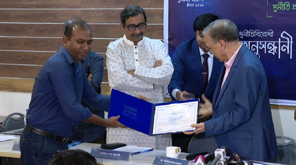 টিআইবির শ্রেষ্ঠ অনুসন্ধানী রিপোর্ট ক্যাটাগরিতে পুরস্কার জিতলো যমুনা টিভির টিম ৩৬০ ডিগ্রি