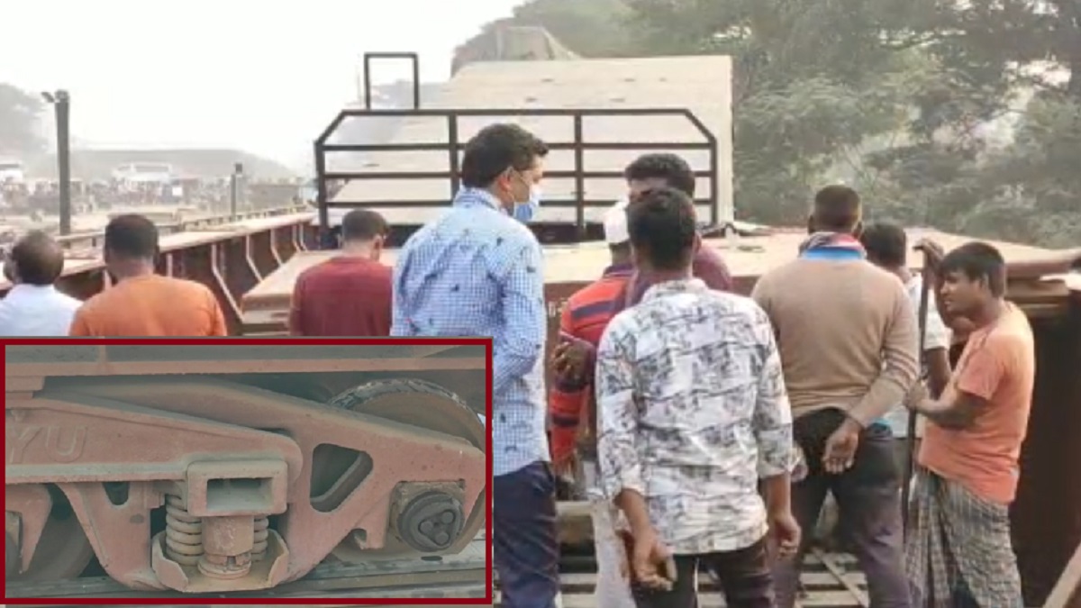 টঙ্গী রেলসেতুর উপর মালবাহী ট্রেন লাইনচ্যুত