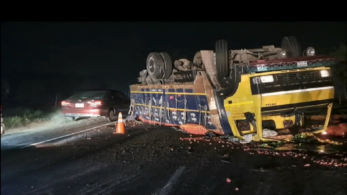 ঢাকা-খুলনা এক্সপ্রেসওয়েতে পেয়াজভর্তি ট্রাক উল্টে চালক হেলপারসহ আহত ২