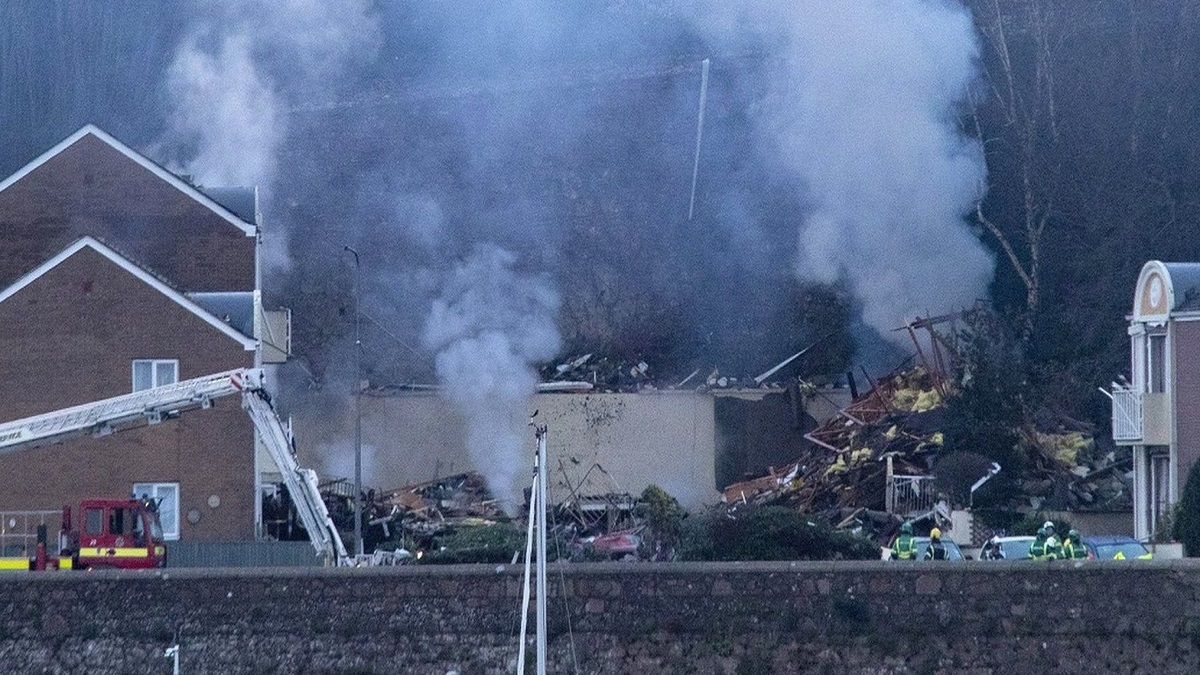 জার্সি দ্বীপে ভয়াবহ বিস্ফোরণে ধসে পড়লো ভবন, নিহত অন্তত ৩