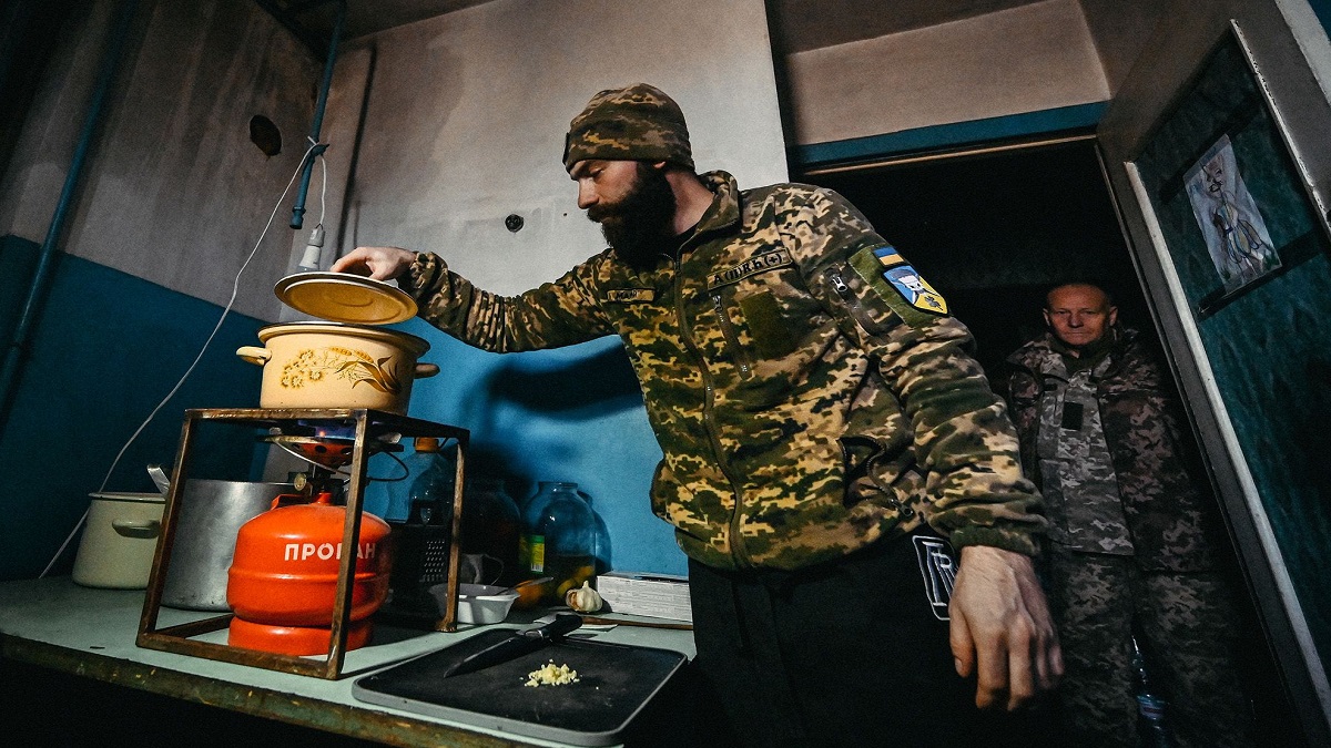 নতুন বছর উপলক্ষে সেনাদের বিশেষ খাবার পাঠাচ্ছে ইউক্রেনবাসী