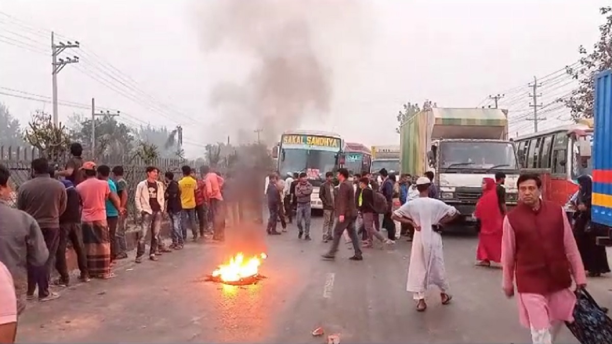 পুলিশের ‘চাঁদাবাজি’ বন্ধের দাবিতে নবীনগর-চন্দ্রা মহাসড়ক অবরোধ