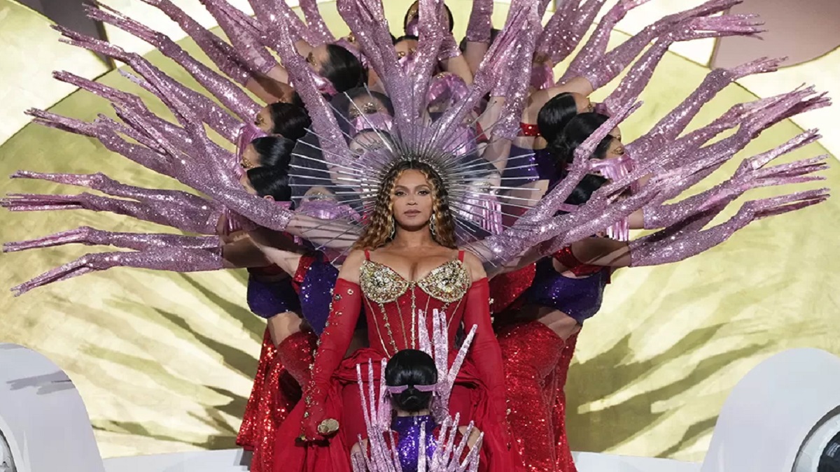 দীর্ঘ বিরতি ভেঙে দুবাই মাতালেন বিয়ন্সে