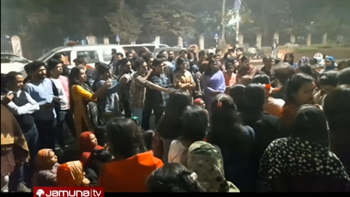 কুয়েত-মৈত্রী হল প্রভোস্টের পদত্যাগ দাবি, কর্তৃপক্ষের আশ্বাসে কর্মসূচি প্রত্যাহার