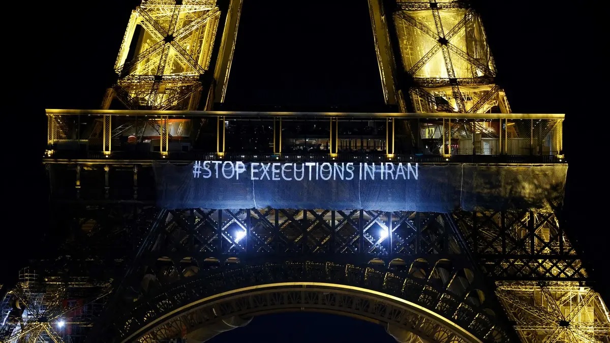 ইরানে চলমান আন্দোলনে সমর্থন জানিয়ে আইফেল টাওয়ারে আলোকসজ্জা