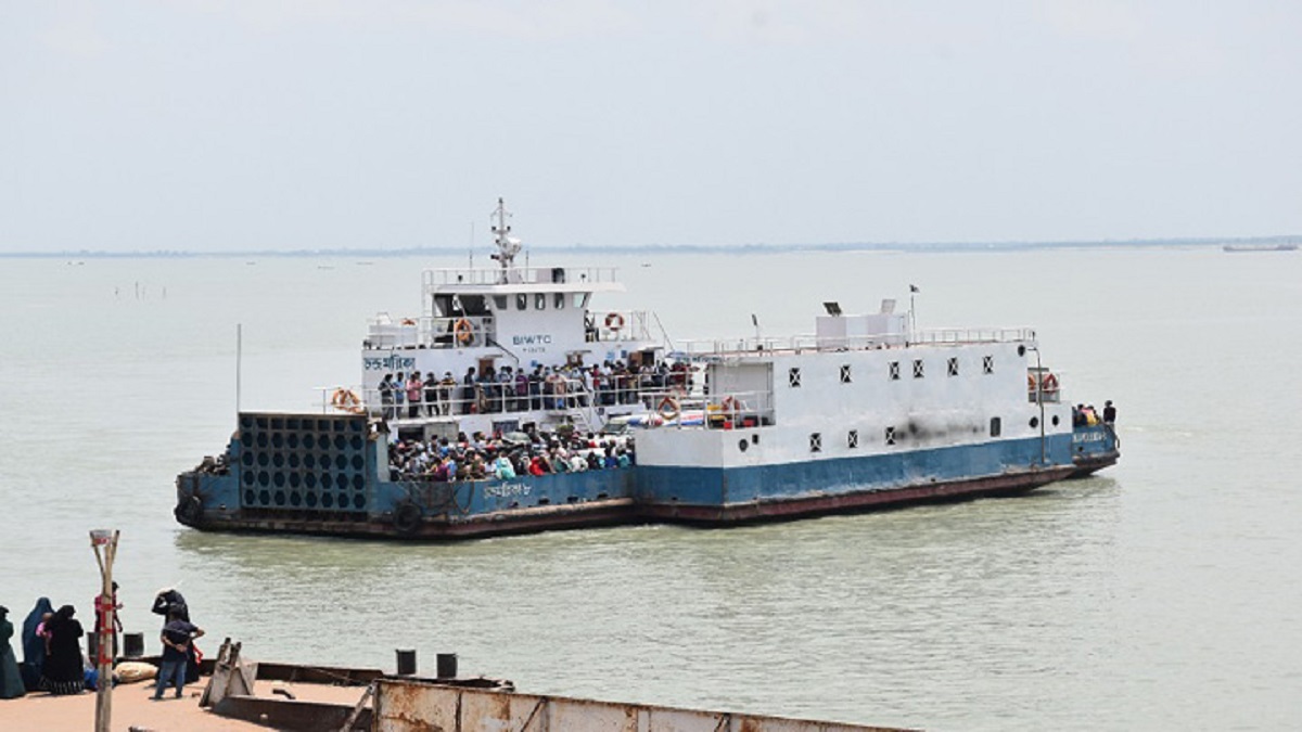 সাড়ে ৫ ঘণ্টা পর দৌলতদিয়া-পাটুরিয়া নৌরুটে ফেরি চলাচল শুরু