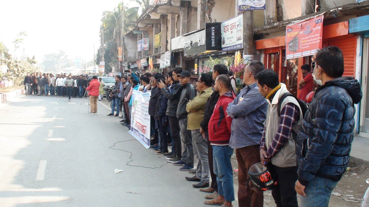 গাইবান্ধায় মসজিদের টাকা আত্মসাৎ ও মিথ্যা মামলার প্রতিবাদে মানববন্ধন
