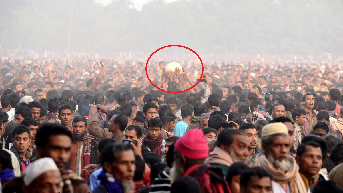 ‘হুম গুটি’ খেলা: ২৬৪ বছর ধরে ৪০ কেজির বলের পেছনে হাজারো মানুষ!