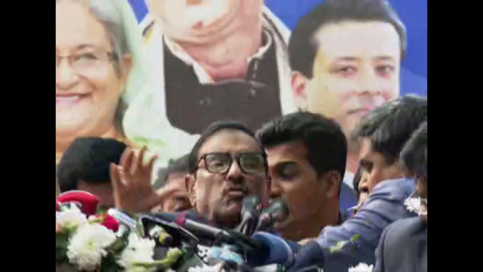 ছাত্রলীগের অনুষ্ঠানে বক্তব্য দেয়ার সময় মঞ্চ ভেঙে পড়ে গেলেন ওবায়দুল কাদের