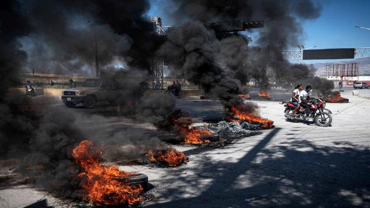হাইতিতে পুলিশের বিক্ষোভ, প্রধানমন্ত্রীর বাসভবন ও এয়ারপোর্ট ঘেরাও