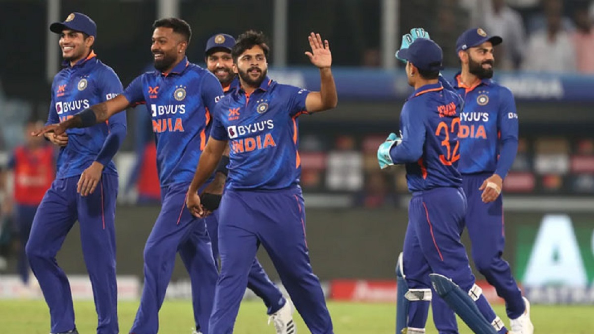 নিউজিল্যান্ডকে ১২ রানে হারিয়ে ওয়ানডে সিরিজে এগিয়ে থাকলো ভারত