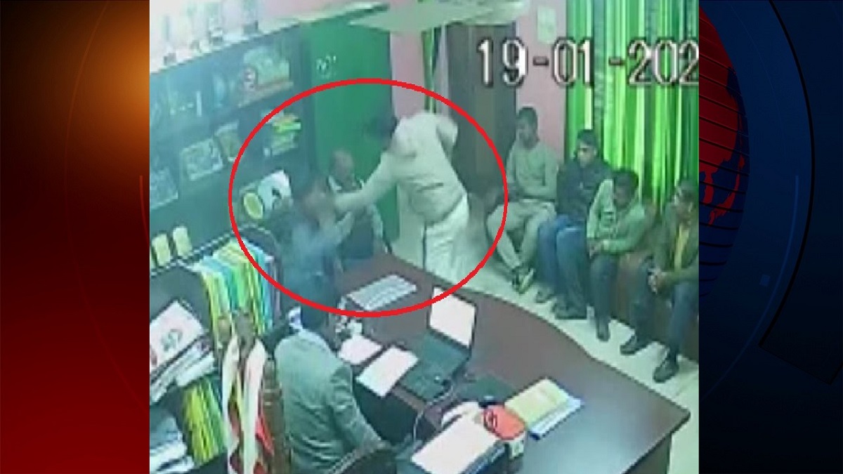 ‘দালাল’ বলায় কুড়িগ্রামে শিক্ষককে পেটালেন আওয়ামী লীগ নেতা