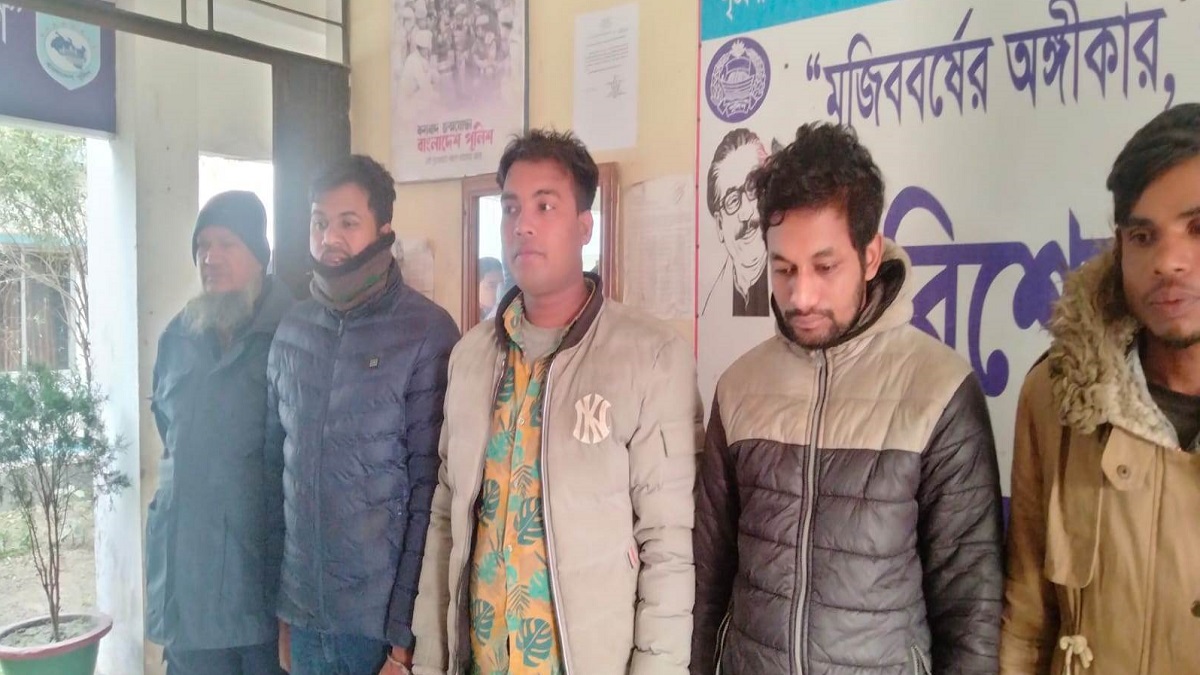 লালমনিরহাটে ৭৭ বোতল ফেন্সিডিলসহ দুই পুলিশ সদস্য গ্রেফতার