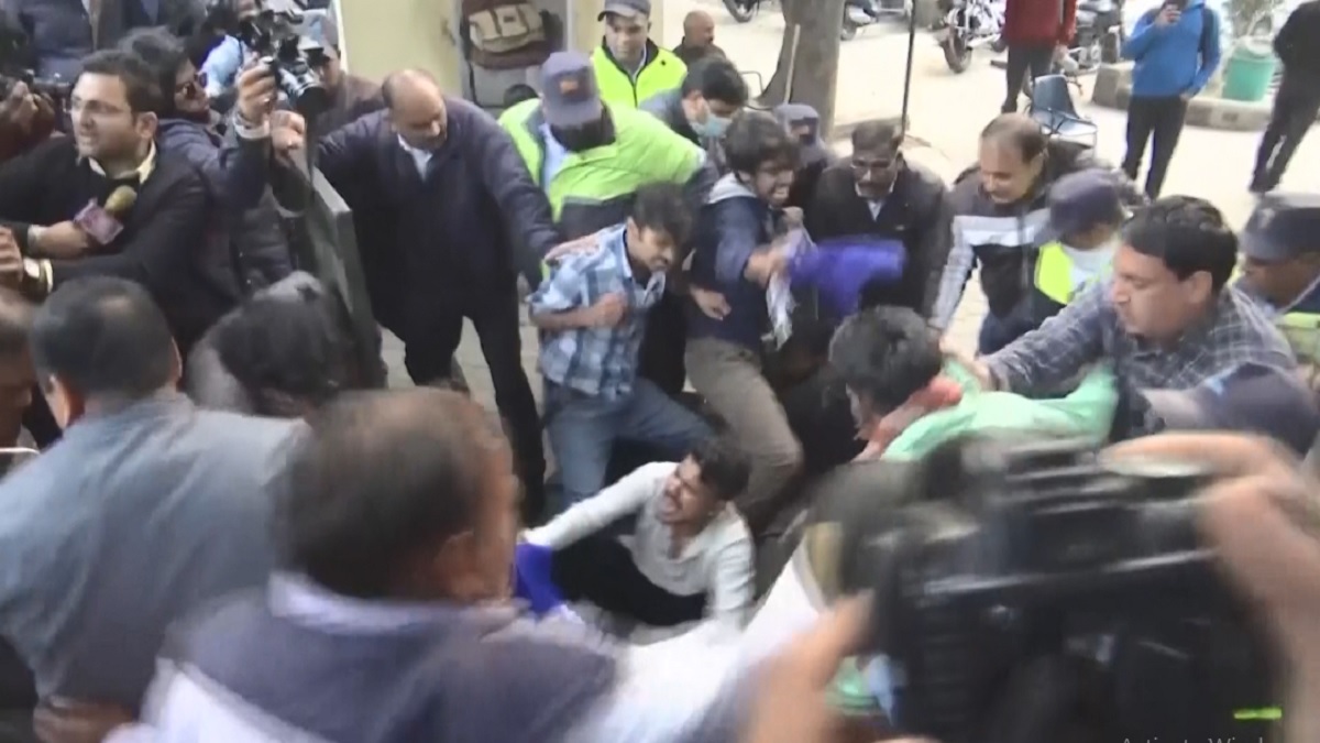 নরেন্দ্র মোদিকে নিয়ে বিবিসি’র তথ্যচিত্র প্রদর্শনকে কেন্দ্র করে দিল্লিতে আটক ২৪