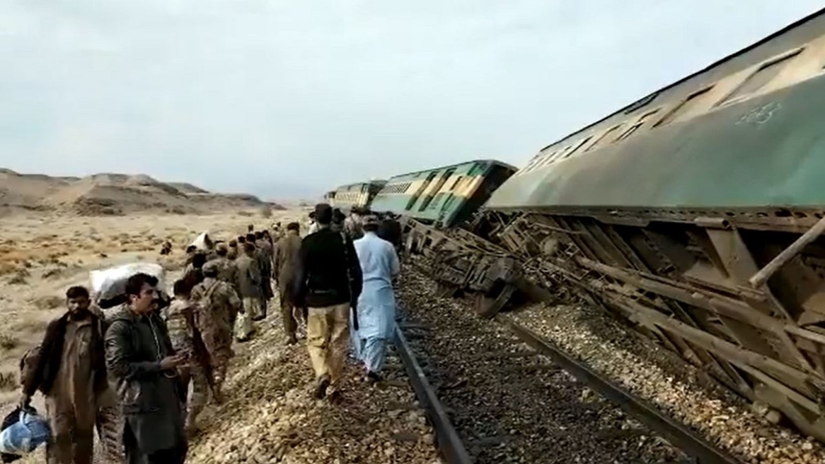 পাকিস্তানে বোমা হামলায় ট্রেনের ৮ বগি লাইনচ্যুত, আহত ১৫