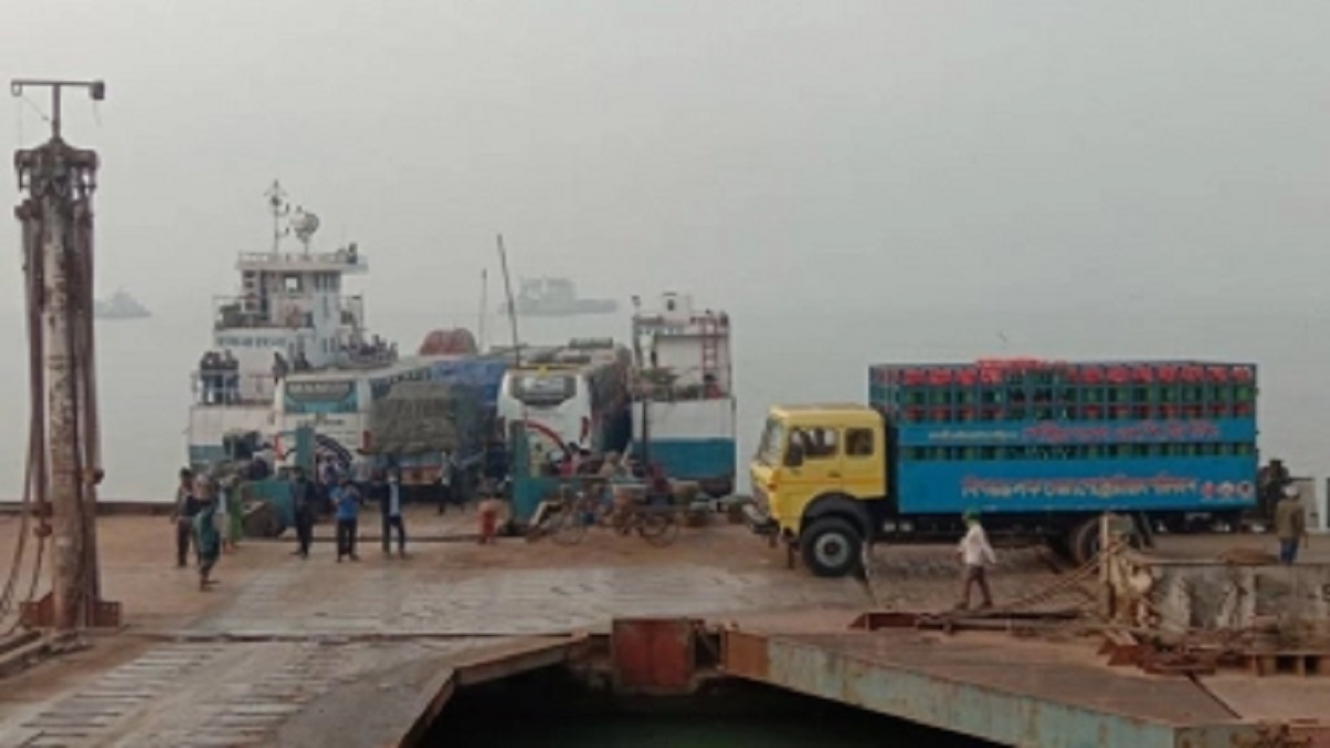 কুয়াশায় আটকা ফেরি, ঘাটেই মারা গেছেন রোগী