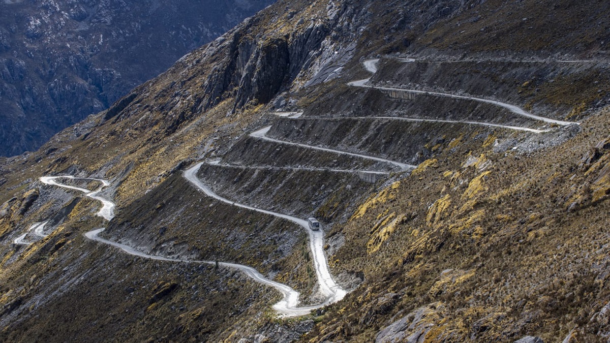পেরুতে ভয়াবহ বাস দুর্ঘটনায় নিহত ২৫