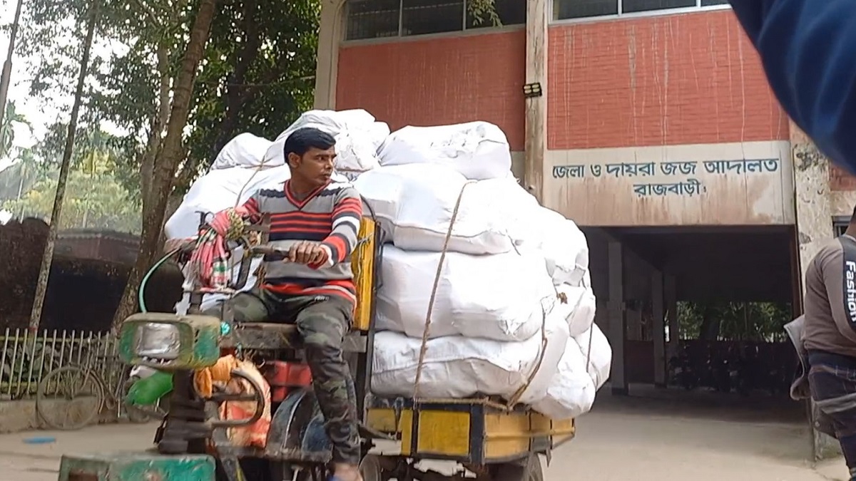 রাজবাড়ী জেলা জজ আদালতের ৩২ মণ নথি বাজারে বিক্রি