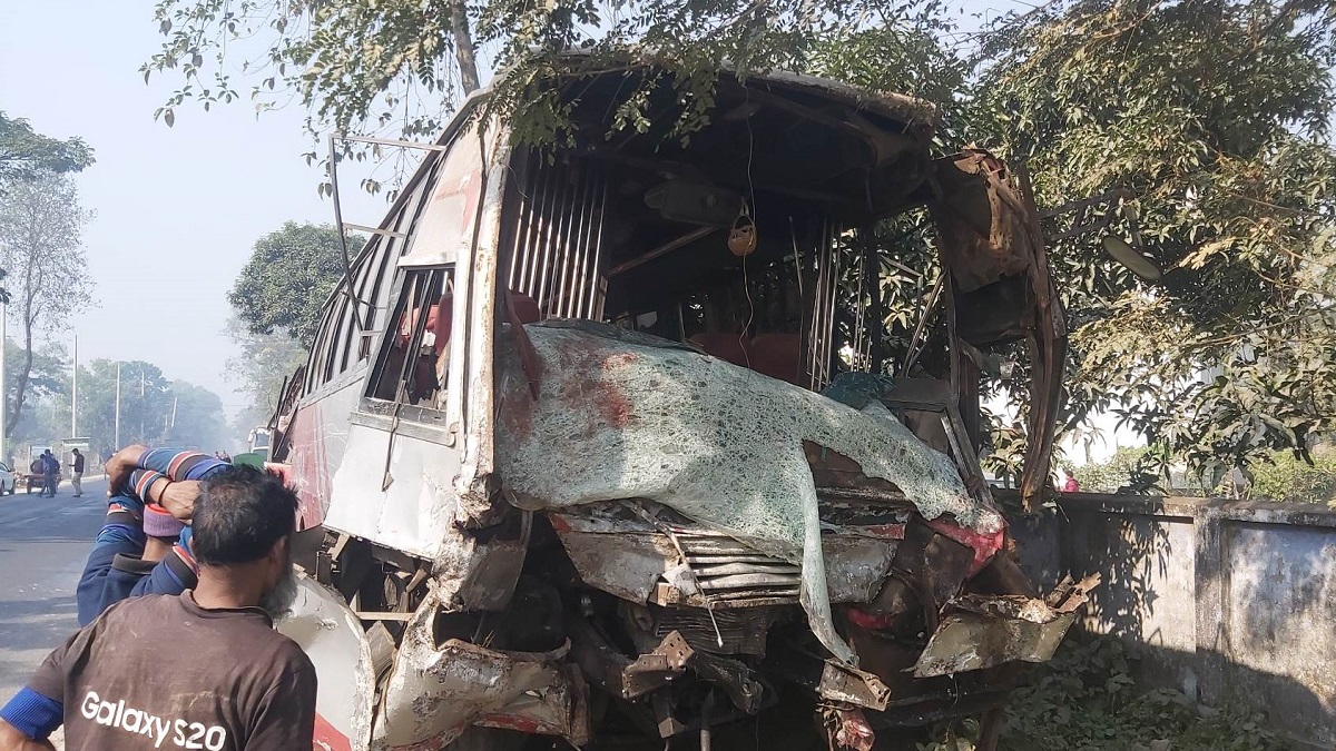 রংপুরে দুই বাসের মুখোমুখি সংঘর্ষে নিহত ৩, আহত অন্তত ১৫