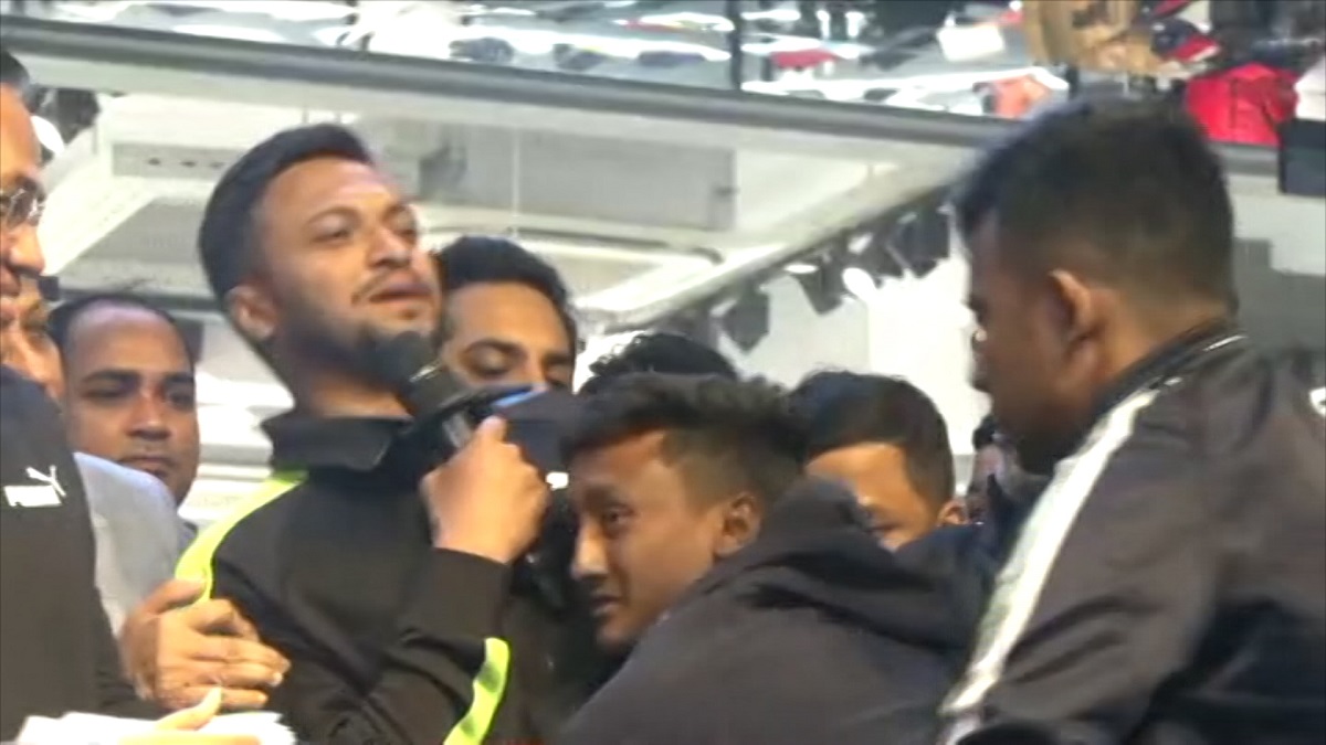 মঞ্চে উঠে সাকিবকে জড়িয়ে ধরলেন ভক্ত