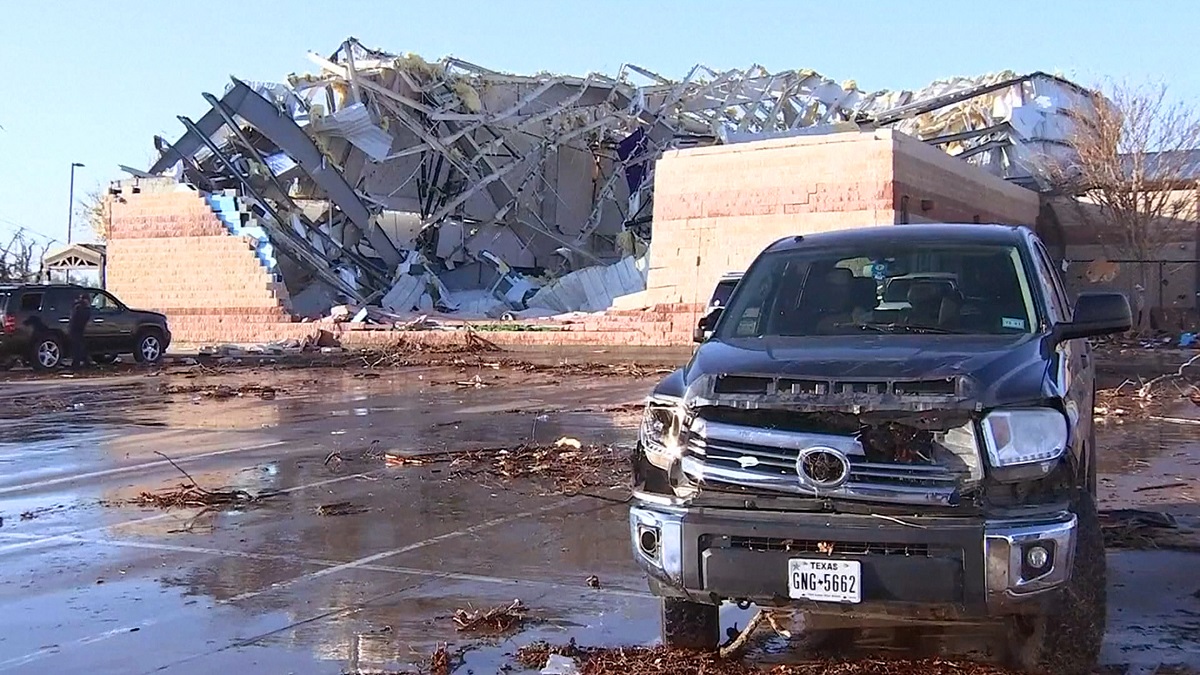 টেক্সাসে আঘাত হেনেছে শক্তিশালী টর্নেডো