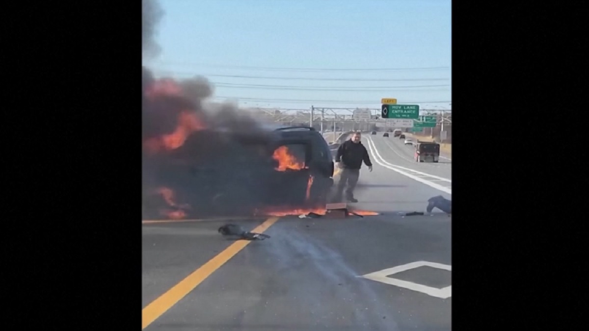 যুক্তরাষ্ট্রে জ্বলন্ত গাড়ি থেকে উদ্ধার চালক