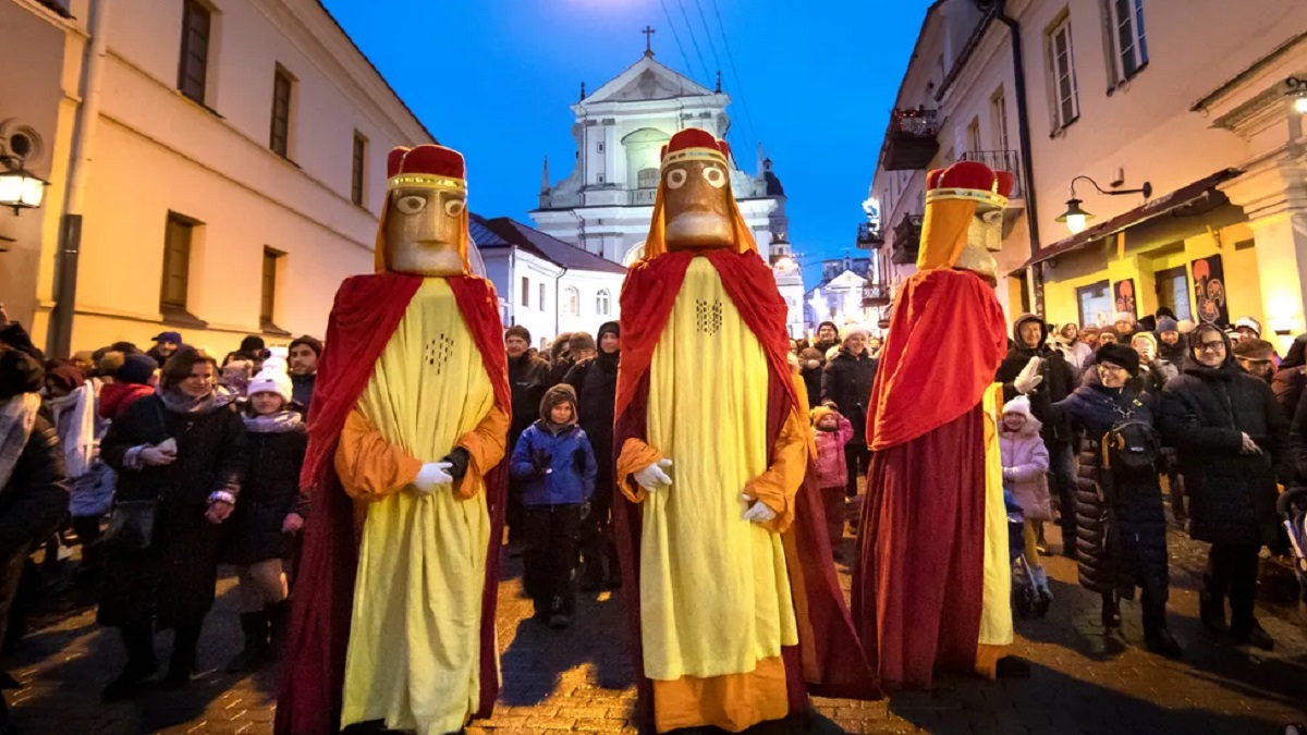বৈরি আবহাওয়ার মধ্যেই ইউরোপজুড়ে পালিত হলো থ্রি কিংস ডে