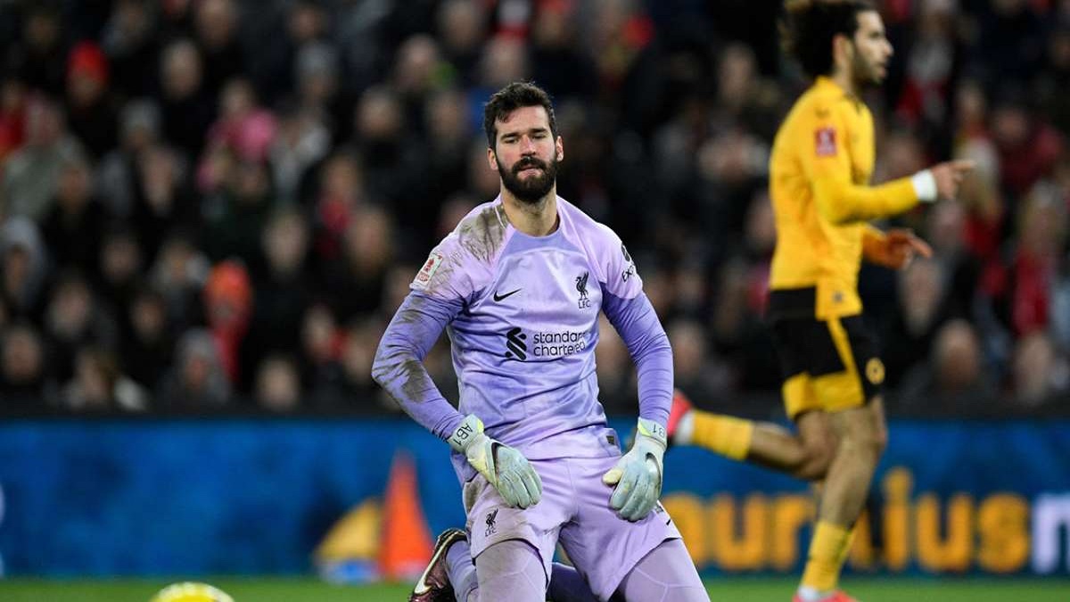 ব্রাজিলিয়ান গোলরক্ষক আলিসনের হাস্যকর ভুলে লিভারপুলের ড্র