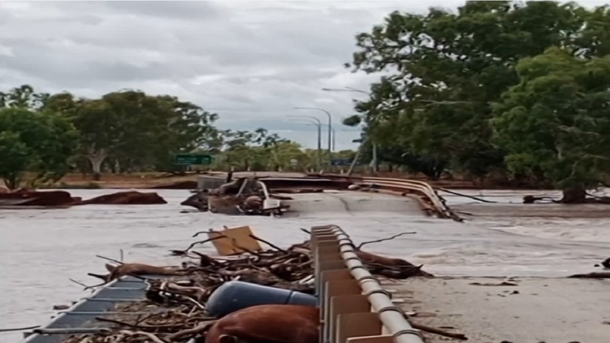 অস্ট্রেলিয়ায় বন্যার পানিতে ভেঙে পড়লো সেতু