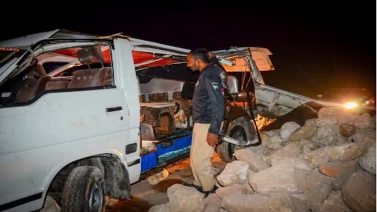 পাকিস্তানে যাত্রীবাহী বাস গিরিখাদে পড়ে ৪১ জনের প্রাণহানি